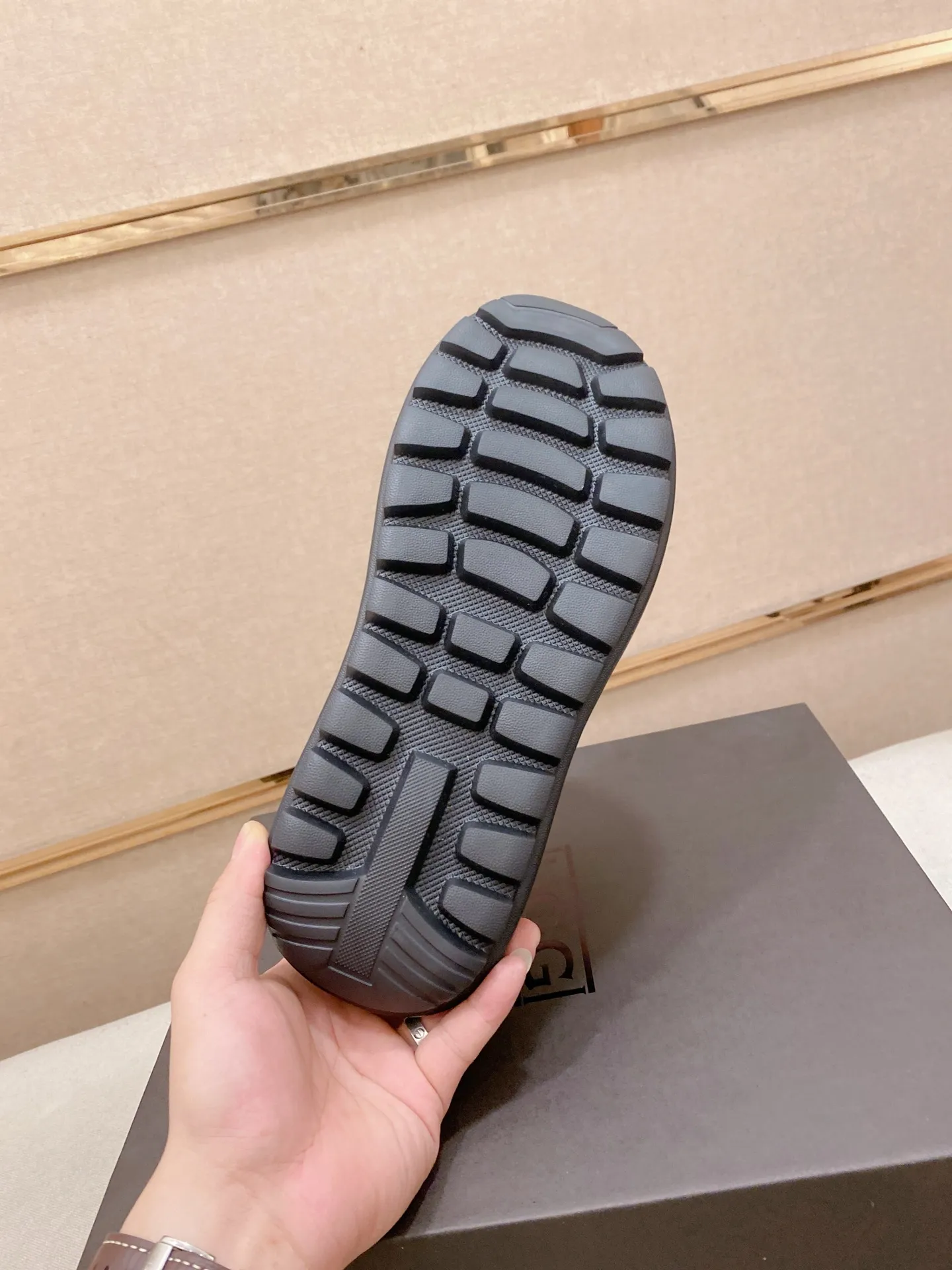 Factory price: 600💰New UGG fur-integrated men's simple and fashionable snow shoes. The most worth buying at the end of this year are warm casual shoes. Whether you are out and about at home, their comfortable and warm performance will be your most suitable fashion companion! The material is cowhide upper and imported wool is used inside. Two layers of cowhide for warmth and comfort! The eva+ rubber patch outsole is cushioned, non-slip and wear-resistant, and has good elasticity. It is light and wear-resistant, comfortable and soft, and the new simple cut is more fashionable. It has both practicality and fashion sense, so you no longer have to worry about how to match it in winter, while still maintaining your fashionable taste. High-quality genuine wool produced in Dongguan. The material depends on the details! Size: 39-40-41-42-43-44-45 sneaker size